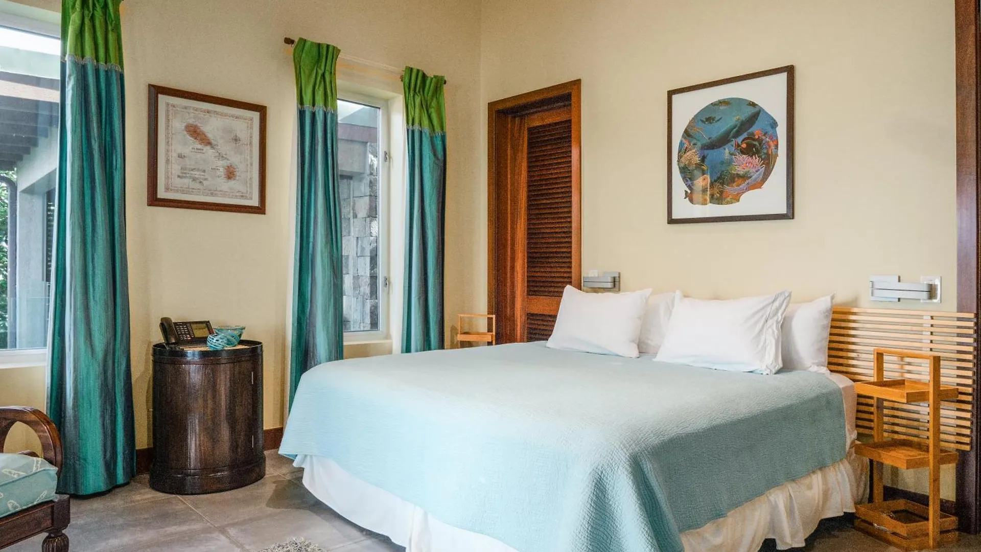 Vila Beautiful 3 Story 8,000 Sq Ft Oceanside Mansion Nevis 0*,  Svatý Kryštof a Nevis
