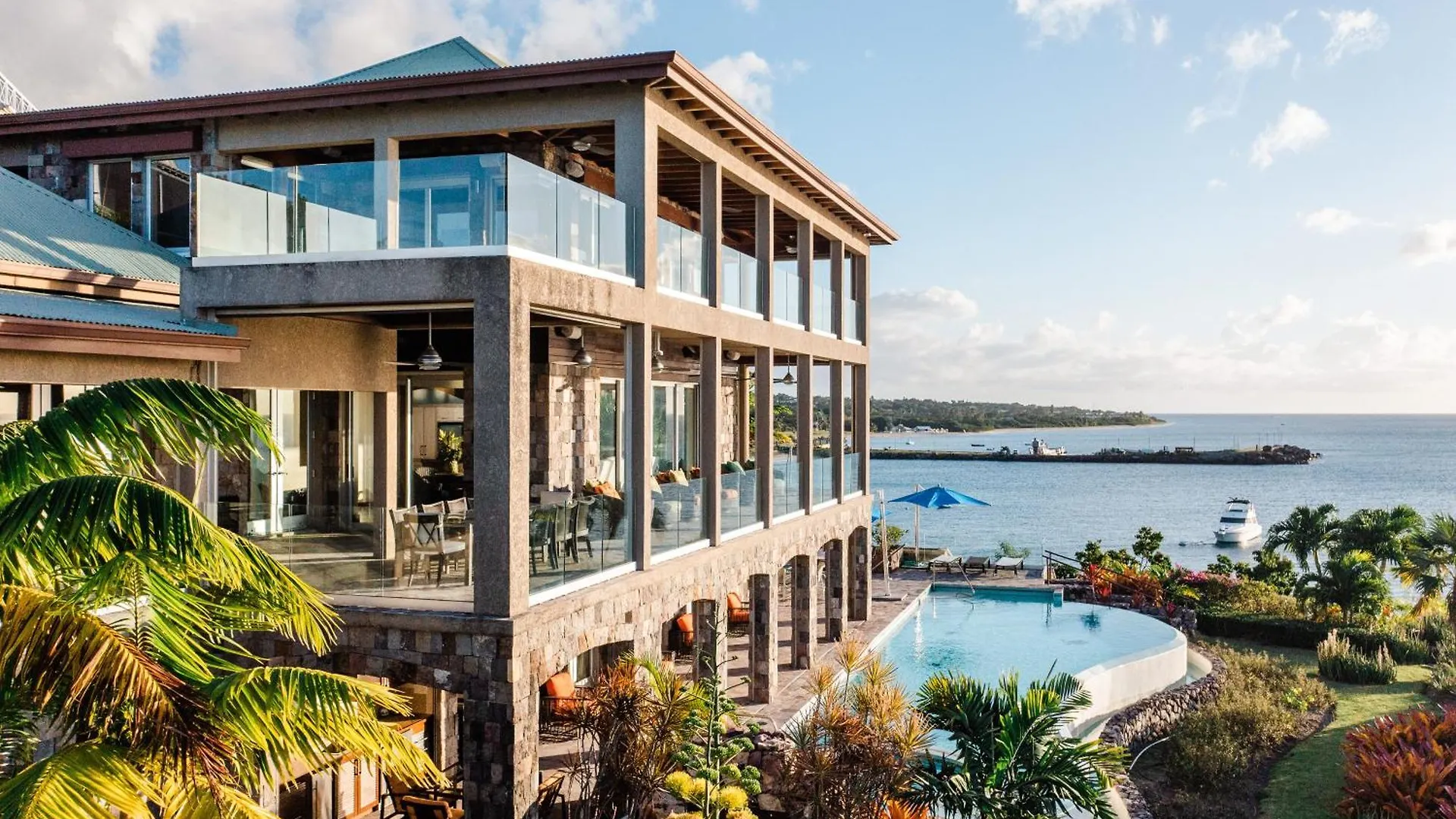 Vila Beautiful 3 Story 8,000 Sq Ft Oceanside Mansion Nevis
